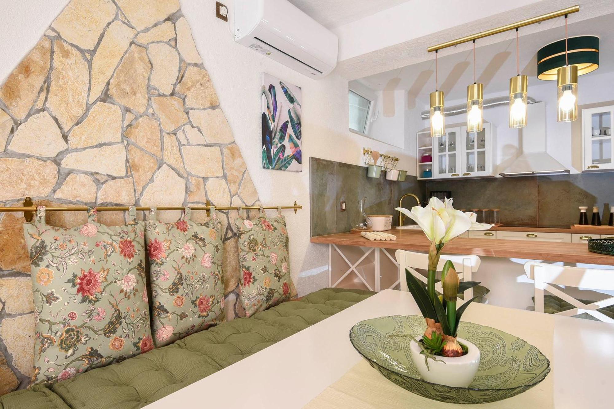 Oliva Villa *