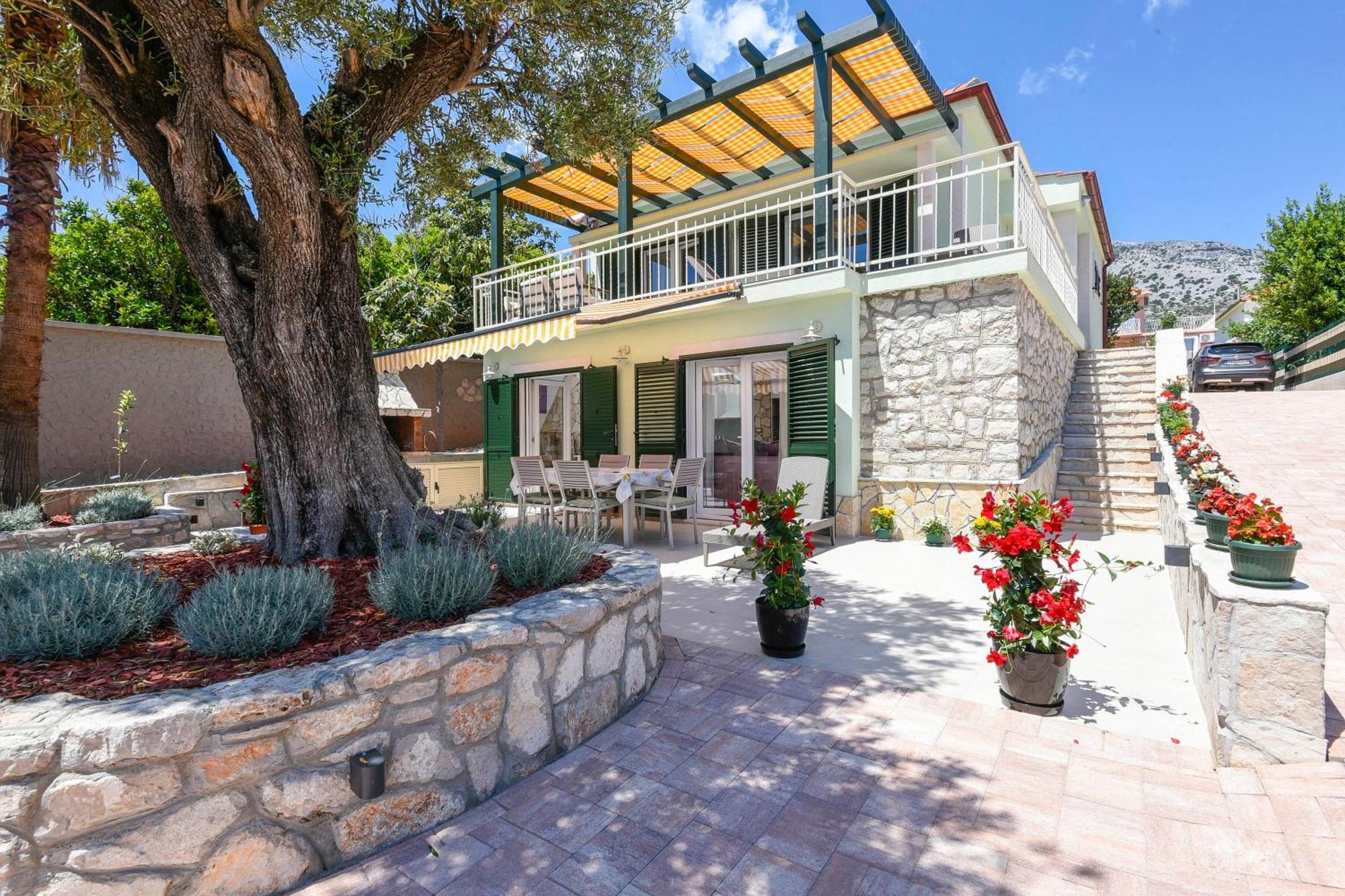Oliva Villa *